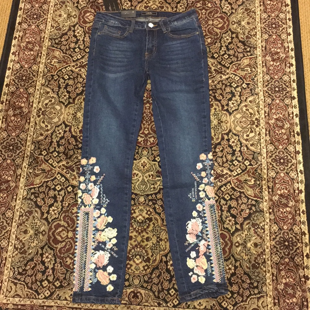 🆕💙Listing. Embroidered Skinny Jeans - Picture 5 of 8